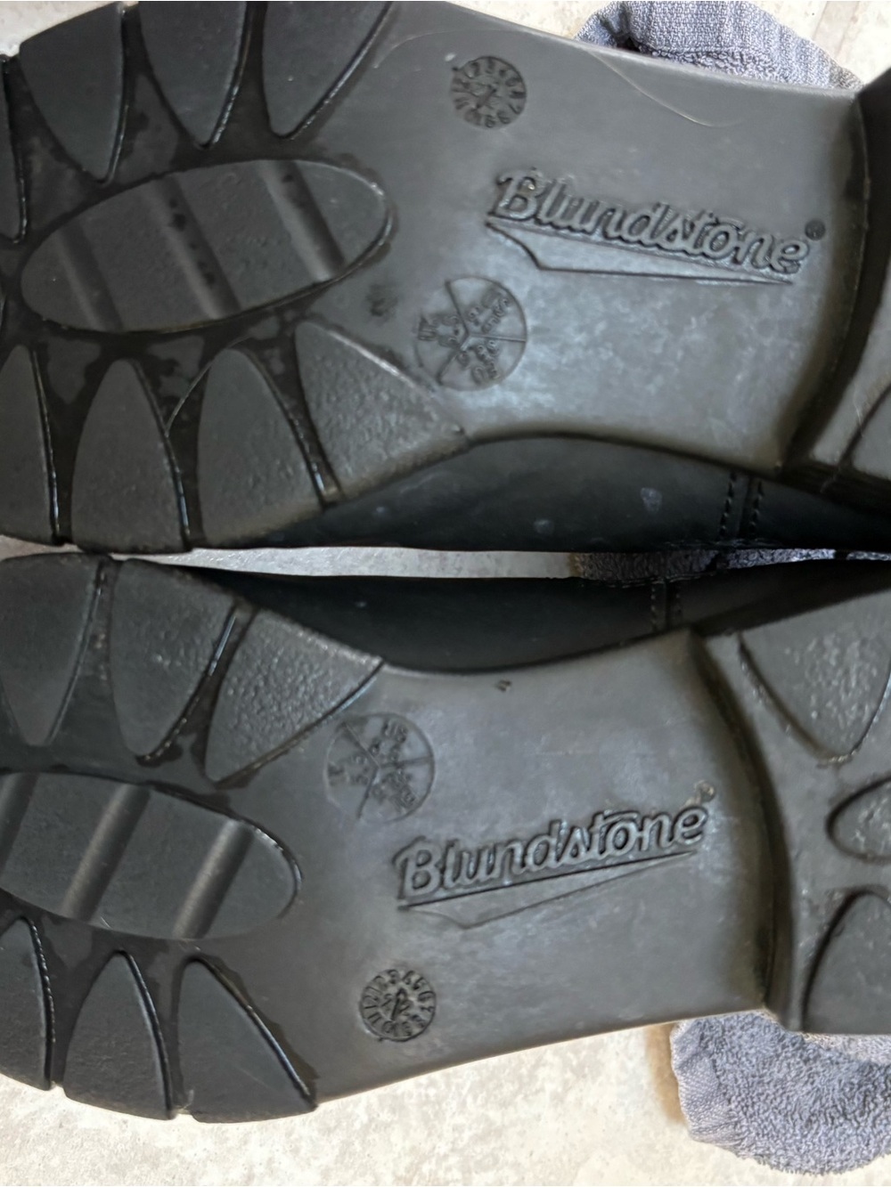Blundstone women’s short Chelsea boots
